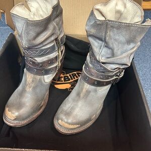 Freebird Blaine boots size 8
Leather Boots in color ice